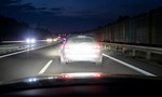 Diaľkové svetlá na diaľnici: Viete, kedy ich musíte vypnúť? Mnohí vodiči v tom nemajú jasno