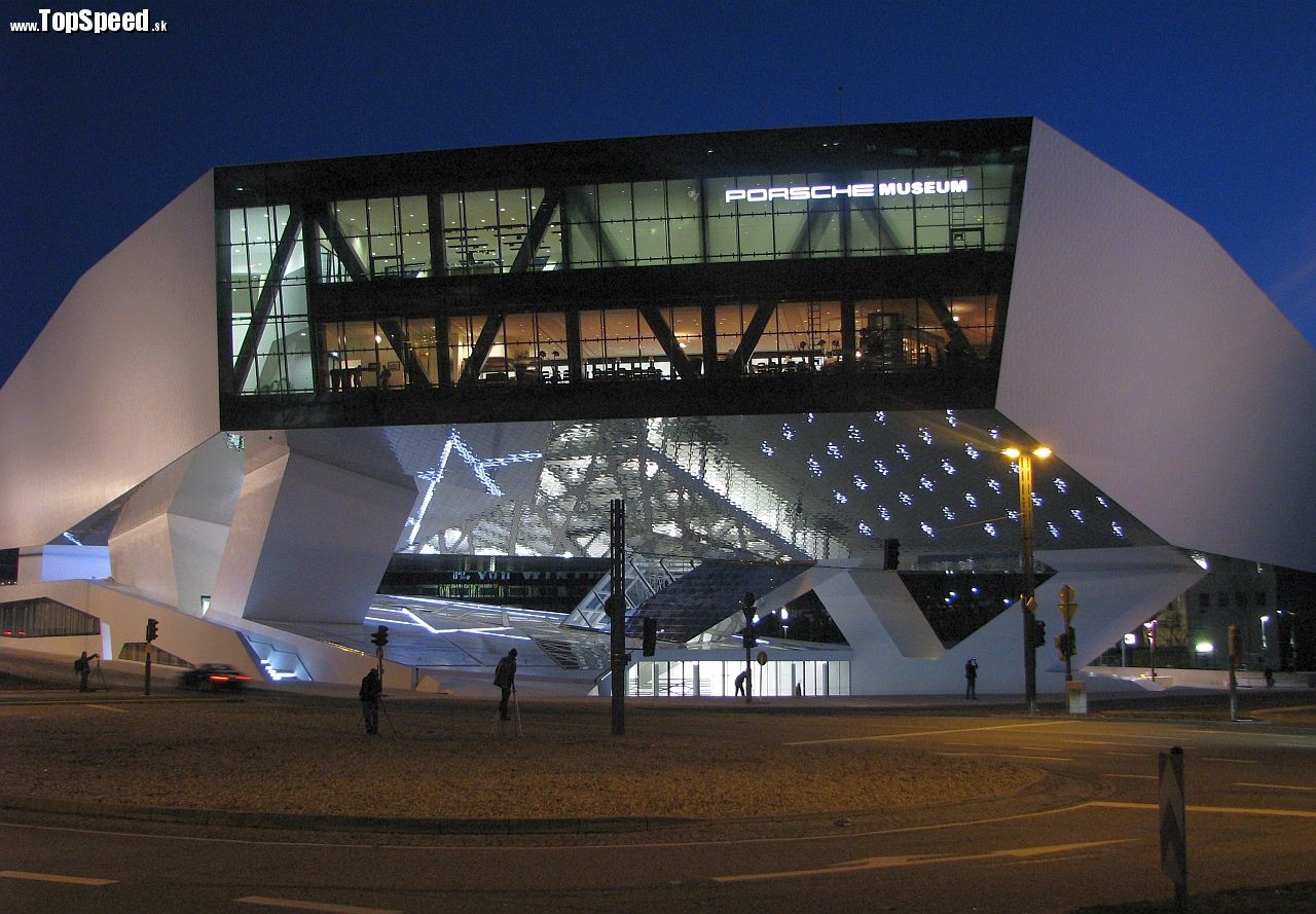 Hlavná budova Porsche Museum na Porscheplatz na okraji Sttutgartu