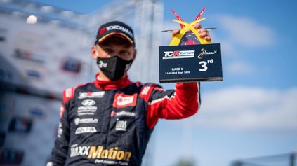 MAŤO HOMOLA MÁ PÓDIUM A POZORNOSŤ KAMIER ZA TVRDÝ SÚBOJ