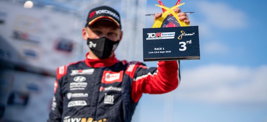 Maťo Homola má pódium a pozornosť kamier za tvrdý súboj