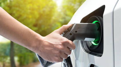 ODHALILI ICH?! VEĽKÁ NABÍJAČKA ELEKTROMOBILOV ZNÁMEJ AUTOMOBILKY BEŽÍ NA ŠPINAVÚ ELEKTRINU