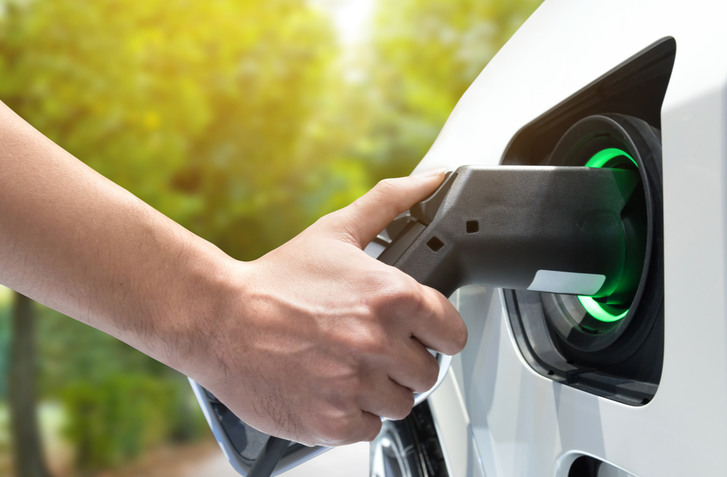 ODHALILI ICH?! VEĽKÁ NABÍJAČKA ELEKTROMOBILOV ZNÁMEJ AUTOMOBILKY BEŽÍ NA ŠPINAVÚ ELEKTRINU