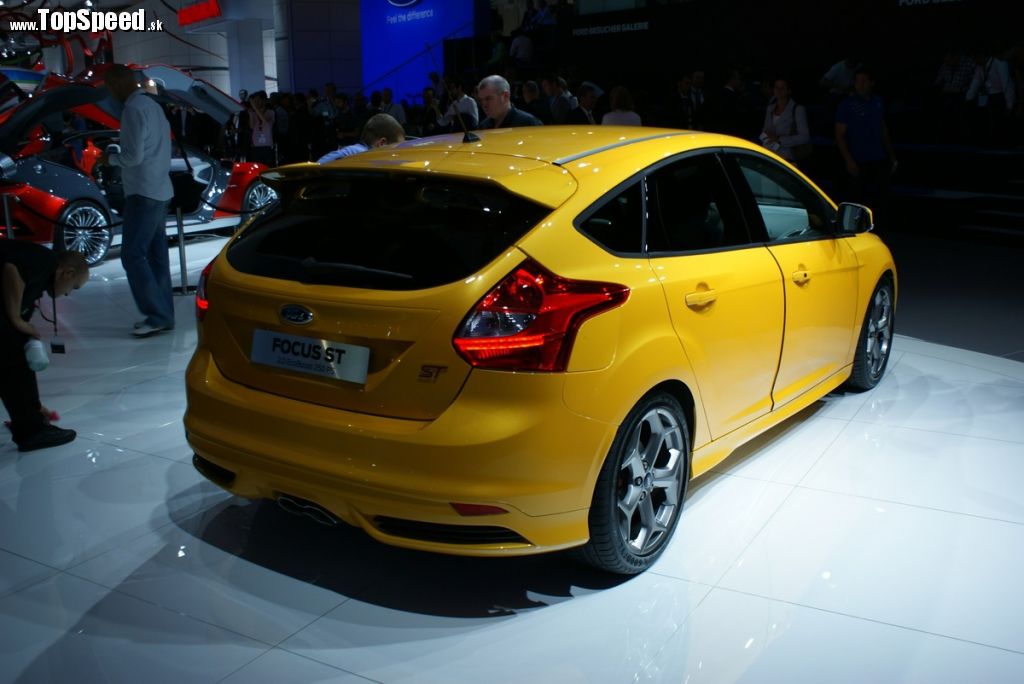 Ford Focus ST III. generácie má v oboch verziách 5 dverí. Záleží len na tom ako ďaleko sú tie piate od ostatných