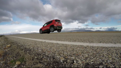 JEEP RENEGADE SA DOKÁŽE PRI BRZDENÍ POSTAVIŤ NA PREDNÉ KOLESÁ