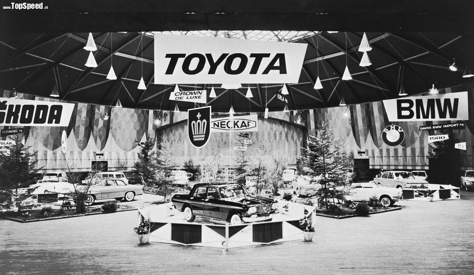 Dánsky autosalón v roku 1963 znamenal začiatok exportu modelu Toyota Crown do tejto krajiny. Mimochodom, táto fotka hovorí čosi aj o milovníkom značky Škoda, ktorá je tam tiež.