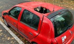 Polmetrová diera v streche Renaultu Clio. Zaparkované auto zasiahol meteorit, hovorí polícia