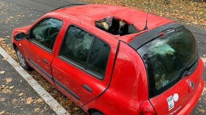 POLMETROVÁ DIERA V STRECHE RENAULTU CLIO. ZAPARKOVANÉ AUTO ZASIAHOL METEORIT, HOVORÍ POLÍCIA