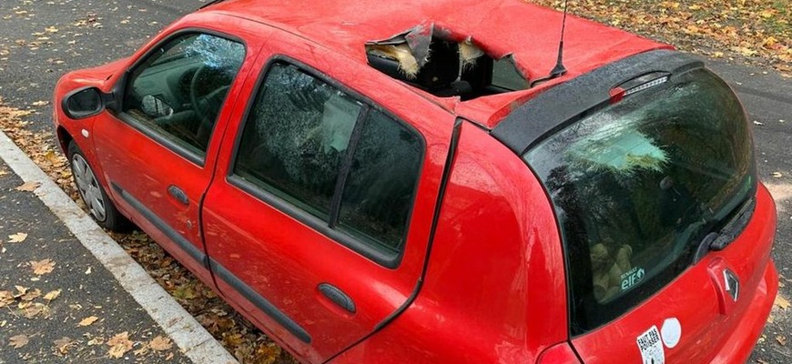 Polmetrová diera v streche Renaultu Clio. Zaparkované auto zasiahol meteorit, hovorí polícia
