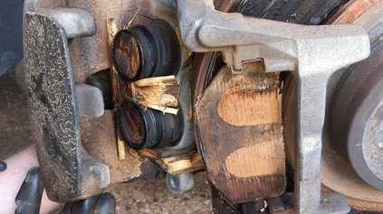 HAZARD SO ŽIVOTOM: NOVÉ AUTO ZA 100 TISÍC EUR DORAZILO S DREVENÝM BRZDOVÝM OBLOŽENÍM!