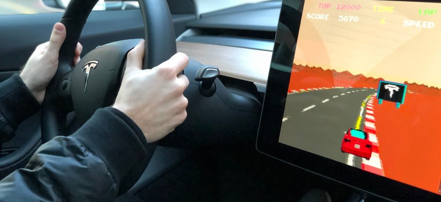 Tesla umožnila majiteľom hrať hry počas jazdy. Že je to nebezpečné, namietajú i vlastníci