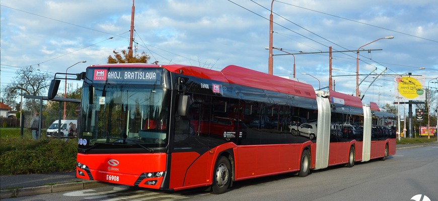 Nový megatrolejbus na Slovensku má extrémnu dĺžku. Čo sa mení pre motoristov v cestnej premávke?