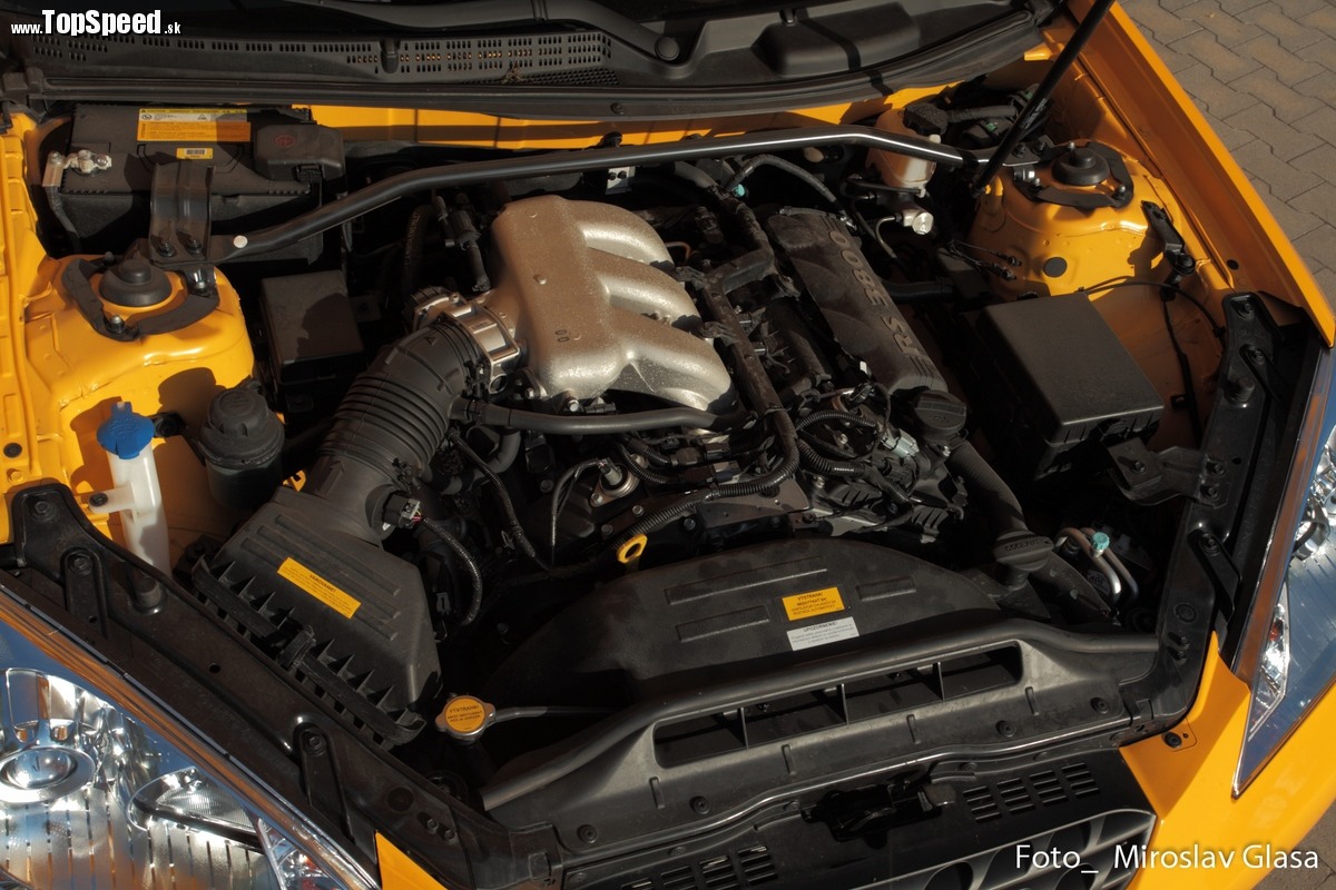 Pod kapotou výkonnejšej verzie brble veľký 3,8 litrový V6 s výkonom 303 k a 360 Nm.