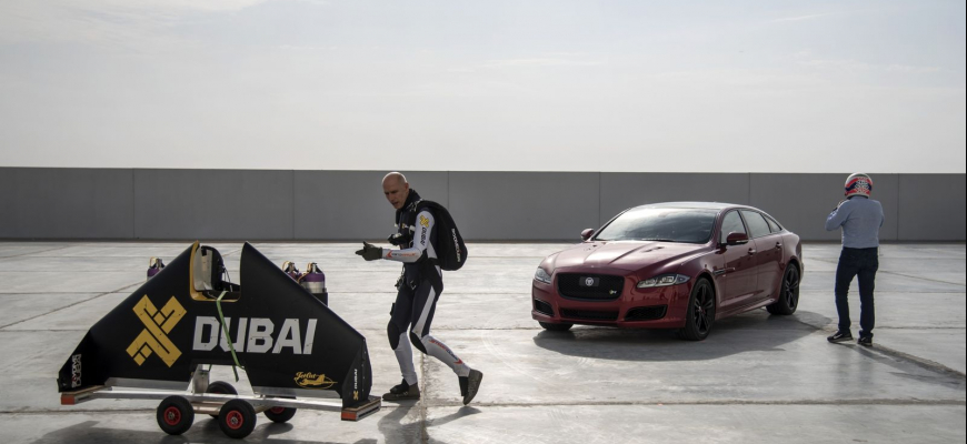 Martin Brundle a Jaguar XJR vs Yves Jetman Rossy a jeho krídlo