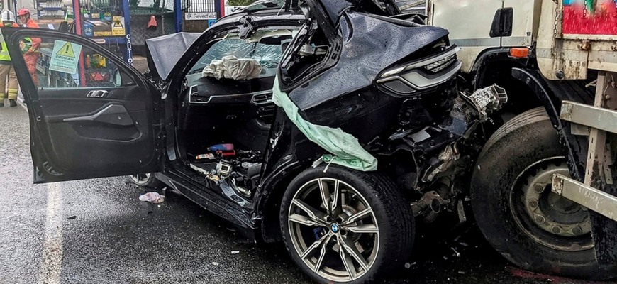 Veľká nehoda BMW X5. SUV ostalo zakliesnené medzi dvoma kamiónmi. Vodič prežil!