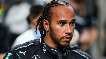 Lewis Hamilton po kontroverzii minulej sezóny stále mlčí. Bude pokračovať v F1 alebo skončí?