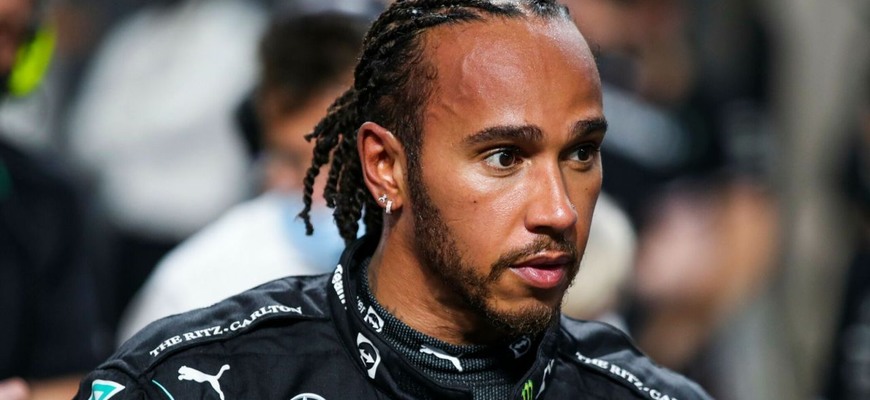 Lewis Hamilton po kontroverzii minulej sezóny stále mlčí. Bude pokračovať v F1 alebo skončí?