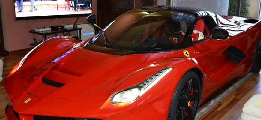 Garáž je pre Ferrari LaFerrari potupa, obývačka je to pravé miesto