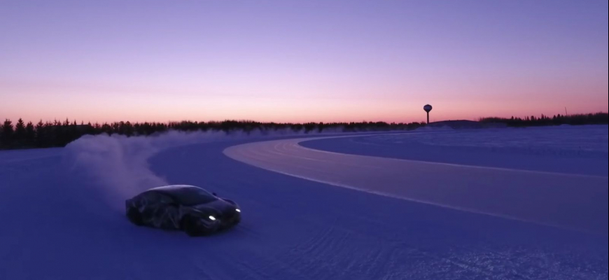 Konkurent Tesly, Lucid Air driftuje v silných mrazoch