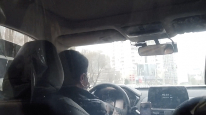 TAXIKÁRI V ČÍNE SÚ KREATÍVNI. ICH OCHRANA PROTI KORONAVÍRUSU JE ÚČINNÁ