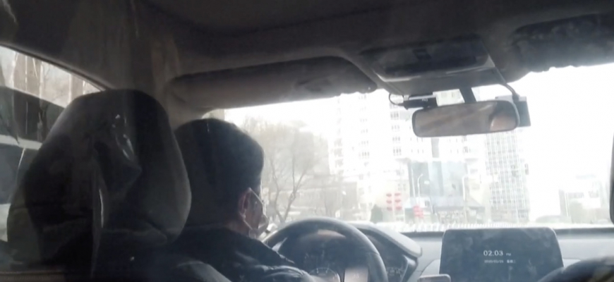 Taxikári v Číne sú kreatívni. Ich ochrana proti koronavírusu je účinná