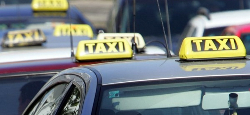 Koronavírus: Taxikári vozia potraviny. Pôvodný biznis im padol o 70 %