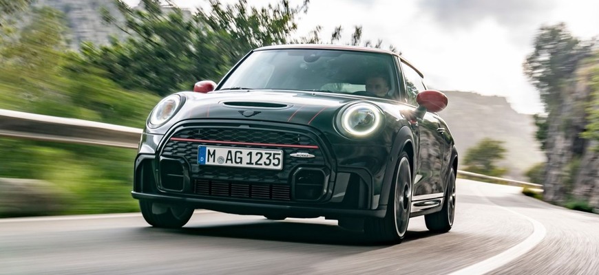 MINI John Cooper Works prešlo modernizáciou. Zmeny nastali najmä v interiéri