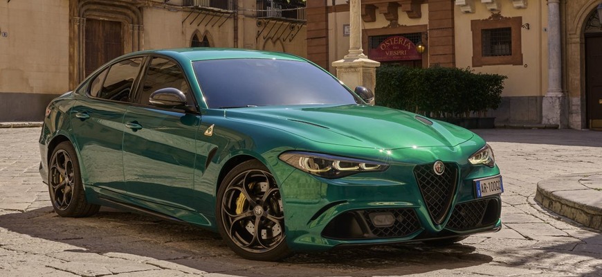 Štvorlístok má 100 rokov. Giulia a Stelvio Quadrifoglio dostali v rámci osláv silnejšie motory