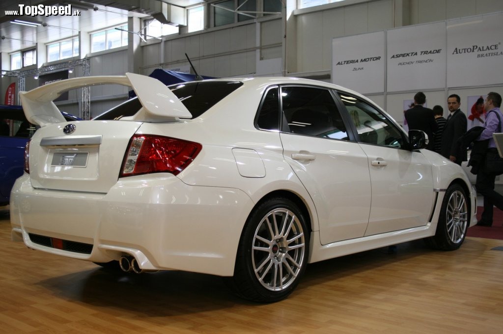 Je tu aj Subaru STI sedan