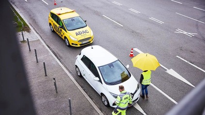 SÚ SPOĽAHLIVEJŠIE ELEKTROMOBILY ALEBO AUTÁ SO SPAĽOVACÍMI MOTORMI? ADAC POZNÁ ODPOVEĎ!