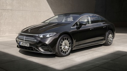 HĹBKOVO MODERNIZOVANÝ MERCEDES EQS PONÚKA DOJAZD VIAC AKO 900 KM A RIADENIE PO DRÔTE!