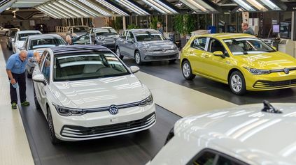 VOLKSWAGEN ZASTAVÍ VÝROBU VO WOLFSBURGU. DÔVODOM JE NÍZKY DOPYT