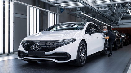Elektrický Mercedes EQS vyrábajú v špičkovej továrni Factory 56.Takto vraj vyzerá budúcnosť výroby