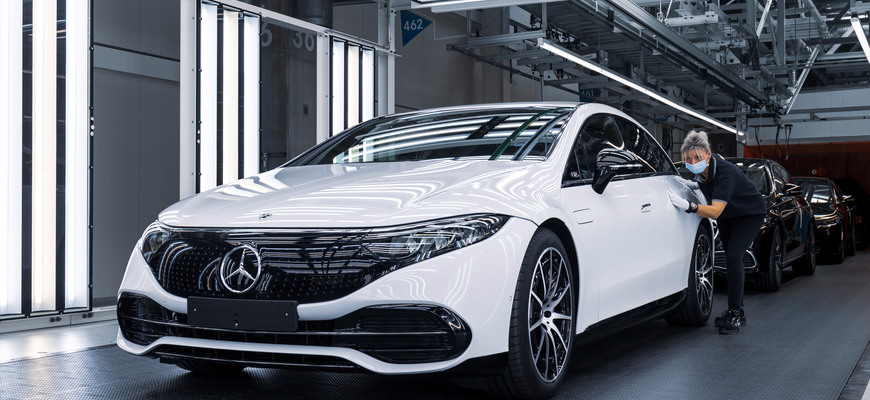 Elektrický Mercedes EQS vyrábajú v špičkovej továrni Factory 56.Takto vraj vyzerá budúcnosť výroby