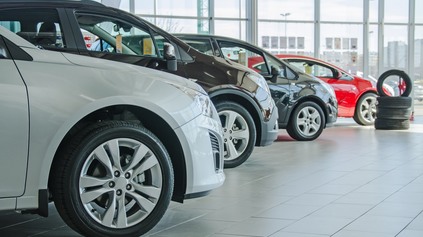 NA TRHU JE VIAC ZÁNOVNÝCH ÁUT, RASTIE PODIEL HYBRIDOV A ELEKTROMOBILOV
