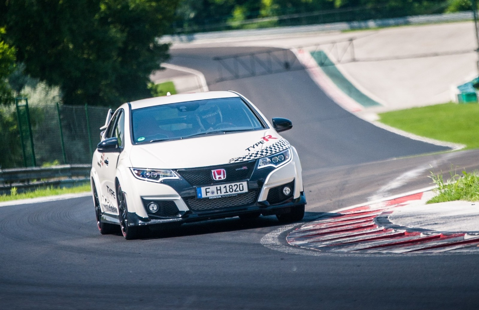 Civic Type-R vracia úder. Má naj časy na 5 top okruhoch Európy