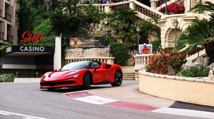 Charles Leclerc na rande s Ferrari SF90 Stradale v uliciach Monaka