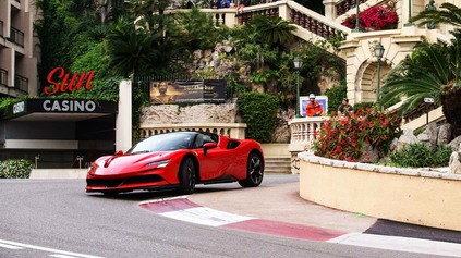 CHARLES LECLERC NA RANDE S FERRARI SF90 STRADALE V ULICIACH MONAKA