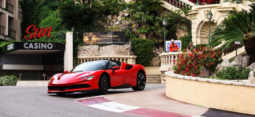 Charles Leclerc na rande s Ferrari SF90 Stradale v uliciach Monaka