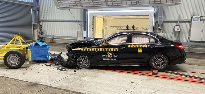 Mercedes triedy C v Euro NCAP dokazuje, že stredový airbag nie je všemocná ochrana