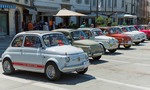 Dal úplatok za prihlásenie vozidiel?! Politická akcia s desiatkami áut Fiat 500 má trpkú pachuť