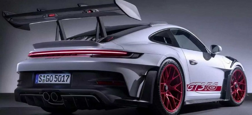 Máme prvé fotky Porsche 911 GT3 RS pred premiérou. Obrie zadné krídlo dostalo aktívne prvky