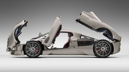 NOVÉ PAGANI UTOPIA KOMBINUJE 864 KONÍ MOTORA V12 AMG S MANUÁLNOU PREVODOVKOU