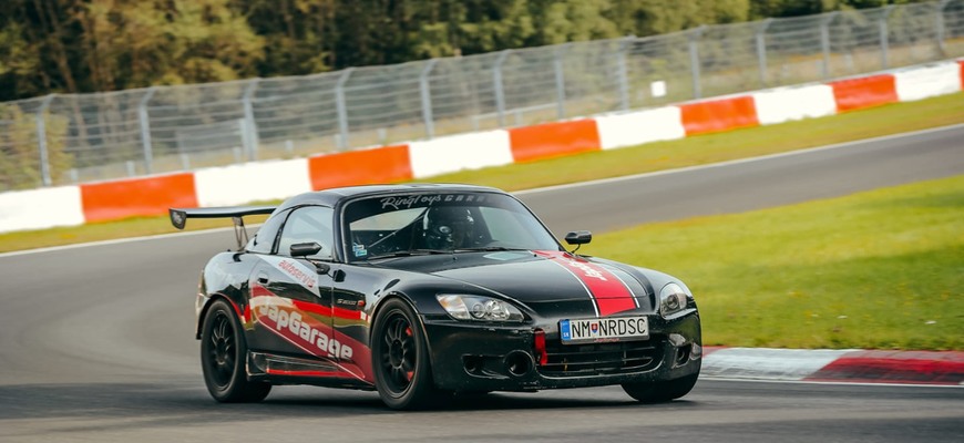 Slovák zajazdil Nurburgring rekord na aute z minulého storočia!