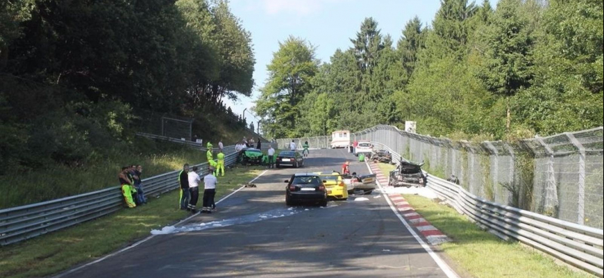 Hromadná nehoda na Nurburgringu  z pohľadu prvej osoby
