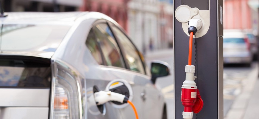 Povinné nabíjanie plug-in hybridov? Reálne emisie sú 5-krát vyššie, než udávajú výrobcovia