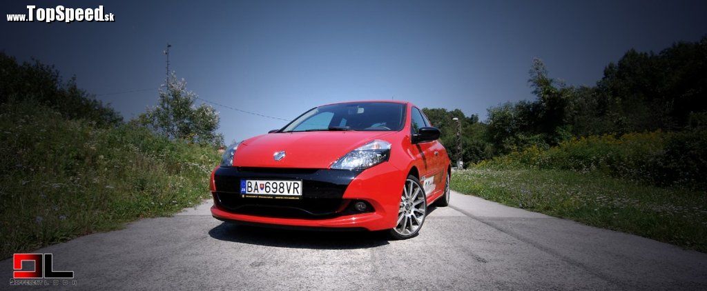 Clio RS 2009 si nemožno pomýliť. RS Pack (predný nárazník, kryty zrkadiel a zadný difúzor) v lesklej čiernej alebo sivej kovovej farbe dodáva siluete energiu i keď mne sa viac páčila predošlá verzia.