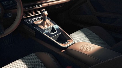 UNIKÁTNY MODEL 911 GT3 90 F. A. PORSCHE VZDÁVA HOLD SPOLUAUTOROVI PRVEJ 911