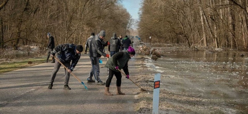 Vyškolili slovenských cestárov! Zatvorili im dôležitú cestu, obyvatelia vzali do rúk lopaty
