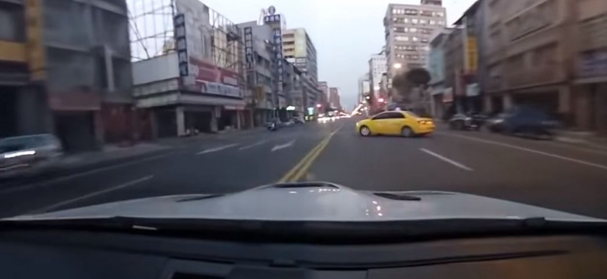 Rýchla jazda po meste je riskantná, presvedčil sa o tom vodič BMW M3