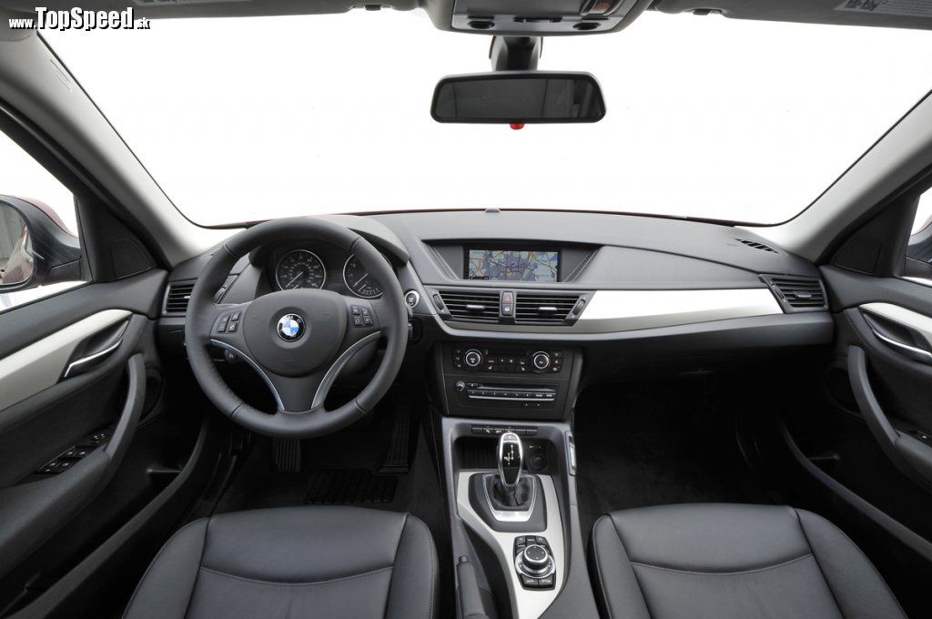 BMW X1 28i interiér